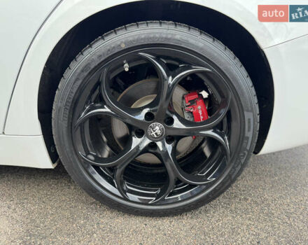 Білий Альфа Ромео Джулія, об'ємом двигуна 2 л та пробігом 110 тис. км за 20000 $, фото 63 на Automoto.ua