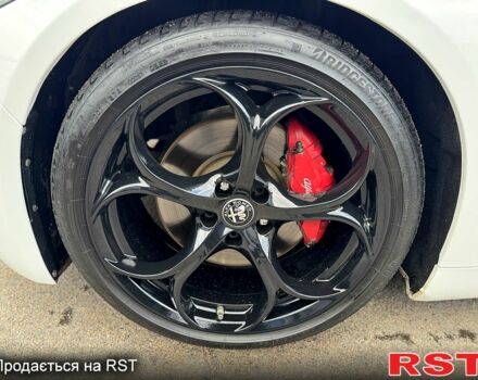 Белый Альфа Ромео Джулия, объемом двигателя 2 л и пробегом 110 тыс. км за 25000 $, фото 12 на Automoto.ua