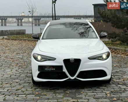 Белый Альфа Ромео Джулия, объемом двигателя 2 л и пробегом 40 тыс. км за 24999 $, фото 52 на Automoto.ua