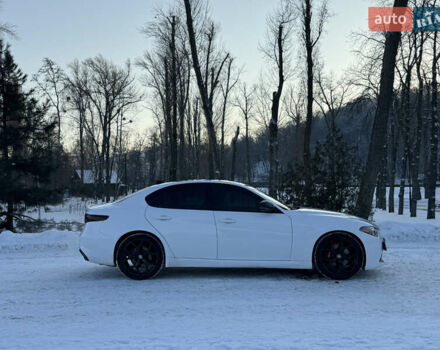 Білий Альфа Ромео Джулія, об'ємом двигуна 2 л та пробігом 40 тис. км за 22999 $, фото 135 на Automoto.ua