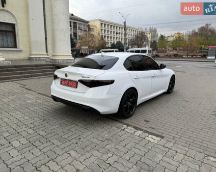 Белый Альфа Ромео Джулия, объемом двигателя 2 л и пробегом 110 тыс. км за 19000 $, фото 16 на Automoto.ua