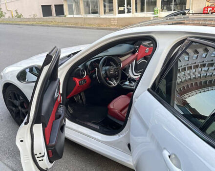 Білий Альфа Ромео Джулія, об'ємом двигуна 2 л та пробігом 45 тис. км за 28500 $, фото 6 на Automoto.ua