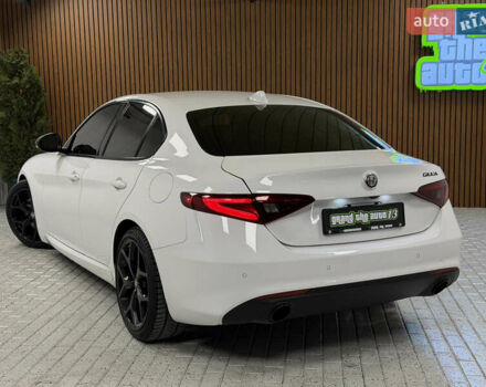 Белый Альфа Ромео Джулия, объемом двигателя 2 л и пробегом 55 тыс. км за 23000 $, фото 44 на Automoto.ua