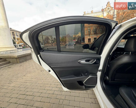 Білий Альфа Ромео Джулія, об'ємом двигуна 2 л та пробігом 110 тис. км за 20000 $, фото 35 на Automoto.ua