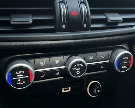 Білий Альфа Ромео Джулія, об'ємом двигуна 2 л та пробігом 82 тис. км за 24000 $, фото 11 на Automoto.ua