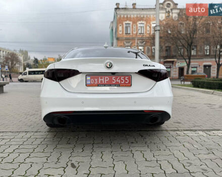 Білий Альфа Ромео Джулія, об'ємом двигуна 2 л та пробігом 110 тис. км за 20000 $, фото 12 на Automoto.ua