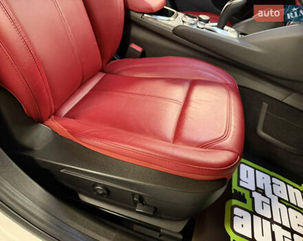 Белый Альфа Ромео Джулия, объемом двигателя 2 л и пробегом 55 тыс. км за 23000 $, фото 32 на Automoto.ua