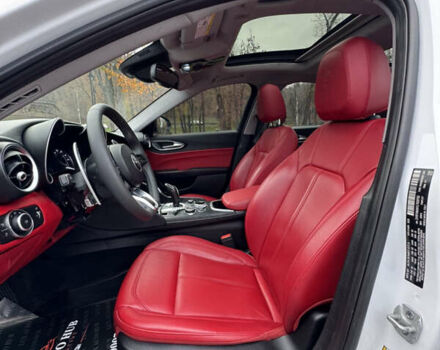 Білий Альфа Ромео Джулія, об'ємом двигуна 2 л та пробігом 40 тис. км за 22999 $, фото 7 на Automoto.ua