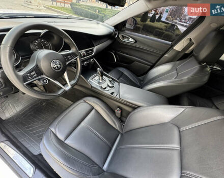 Белый Альфа Ромео Джулия, объемом двигателя 2 л и пробегом 110 тыс. км за 25000 $, фото 53 на Automoto.ua