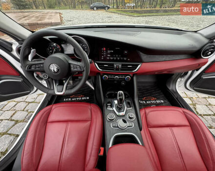 Белый Альфа Ромео Джулия, объемом двигателя 2 л и пробегом 40 тыс. км за 24999 $, фото 16 на Automoto.ua