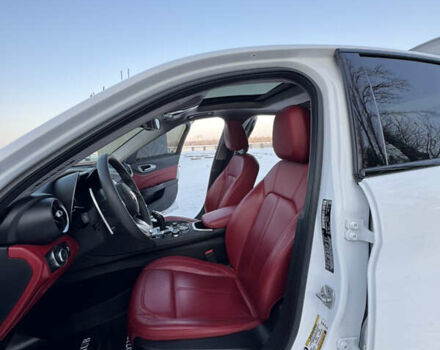 Білий Альфа Ромео Джулія, об'ємом двигуна 2 л та пробігом 40 тис. км за 22999 $, фото 142 на Automoto.ua