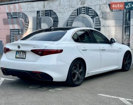 Білий Альфа Ромео Джулія, об'ємом двигуна 2 л та пробігом 74 тис. км за 21500 $, фото 2 на Automoto.ua