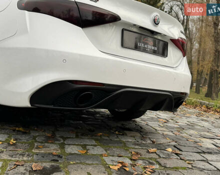 Белый Альфа Ромео Джулия, объемом двигателя 2 л и пробегом 40 тыс. км за 24999 $, фото 81 на Automoto.ua