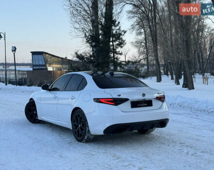 Білий Альфа Ромео Джулія, об'ємом двигуна 2 л та пробігом 40 тис. км за 22999 $, фото 167 на Automoto.ua