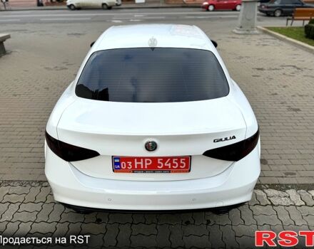 Белый Альфа Ромео Джулия, объемом двигателя 2 л и пробегом 110 тыс. км за 25000 $, фото 5 на Automoto.ua