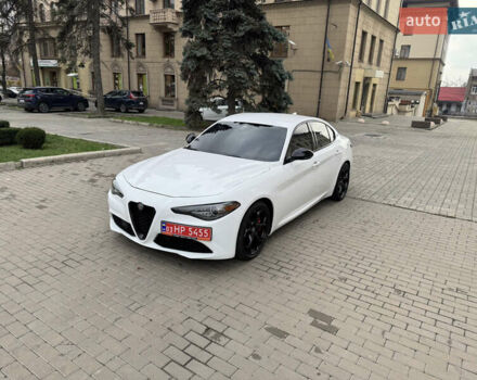 Білий Альфа Ромео Джулія, об'ємом двигуна 2 л та пробігом 110 тис. км за 20000 $, фото 5 на Automoto.ua