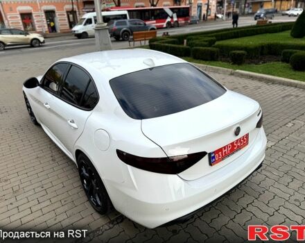 Белый Альфа Ромео Джулия, объемом двигателя 2 л и пробегом 110 тыс. км за 25000 $, фото 4 на Automoto.ua