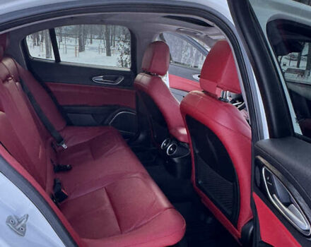 Білий Альфа Ромео Джулія, об'ємом двигуна 2 л та пробігом 40 тис. км за 22999 $, фото 149 на Automoto.ua