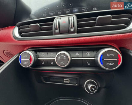 Білий Альфа Ромео Джулія, об'ємом двигуна 2 л та пробігом 40 тис. км за 22999 $, фото 21 на Automoto.ua