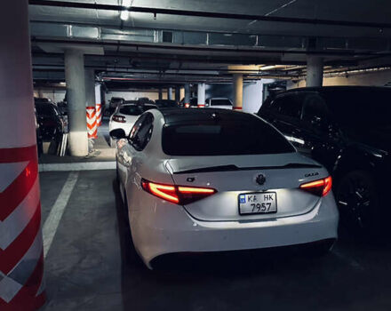 Белый Альфа Ромео Джулия, объемом двигателя 2 л и пробегом 45 тыс. км за 29000 $, фото 4 на Automoto.ua