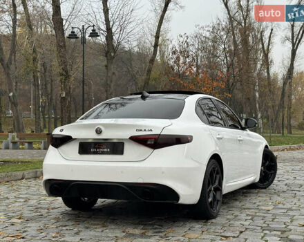 Білий Альфа Ромео Джулія, об'ємом двигуна 2 л та пробігом 40 тис. км за 22999 $, фото 46 на Automoto.ua