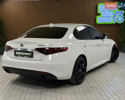 Белый Альфа Ромео Джулия, объемом двигателя 2 л и пробегом 55 тыс. км за 23000 $, фото 47 на Automoto.ua