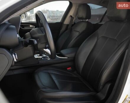 Белый Альфа Ромео Джулия, объемом двигателя 2 л и пробегом 82 тыс. км за 23800 $, фото 8 на Automoto.ua