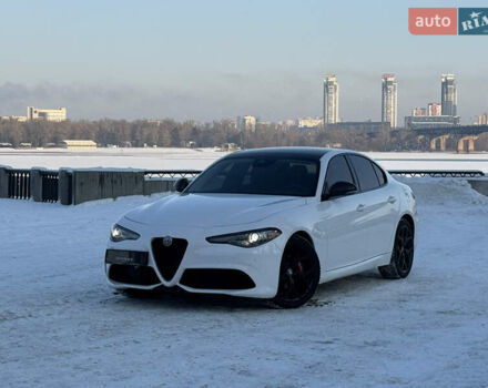 Білий Альфа Ромео Джулія, об'ємом двигуна 2 л та пробігом 40 тис. км за 22999 $, фото 176 на Automoto.ua