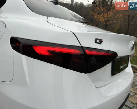 Білий Альфа Ромео Джулія, об'ємом двигуна 2 л та пробігом 40 тис. км за 22999 $, фото 100 на Automoto.ua
