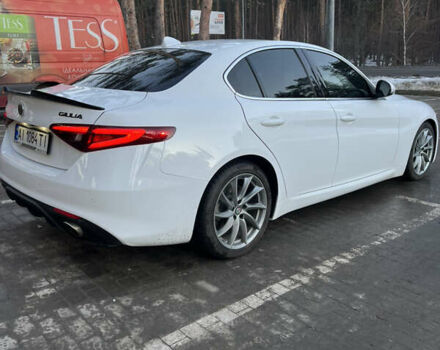 Білий Альфа Ромео Джулія, об'ємом двигуна 2 л та пробігом 82 тис. км за 24000 $, фото 4 на Automoto.ua