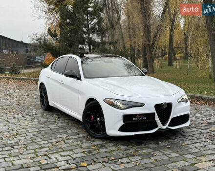 Белый Альфа Ромео Джулия, объемом двигателя 2 л и пробегом 40 тыс. км за 24999 $, фото 67 на Automoto.ua