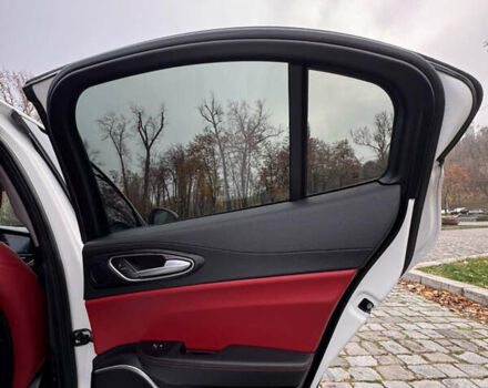 Білий Альфа Ромео Джулія, об'ємом двигуна 2 л та пробігом 40 тис. км за 22999 $, фото 11 на Automoto.ua