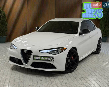 Белый Альфа Ромео Джулия, объемом двигателя 2 л и пробегом 55 тыс. км за 23000 $, фото 2 на Automoto.ua