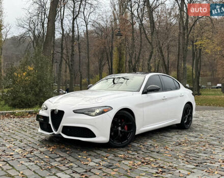 Белый Альфа Ромео Джулия, объемом двигателя 2 л и пробегом 40 тыс. км за 24999 $, фото 92 на Automoto.ua