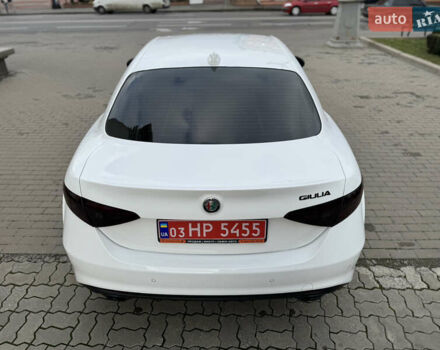 Белый Альфа Ромео Джулия, объемом двигателя 2 л и пробегом 110 тыс. км за 25000 $, фото 30 на Automoto.ua