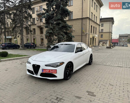 Белый Альфа Ромео Джулия, объемом двигателя 2 л и пробегом 110 тыс. км за 25000 $, фото 6 на Automoto.ua