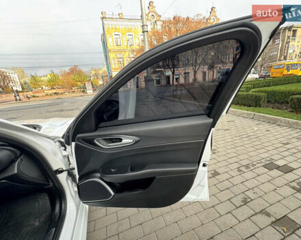 Белый Альфа Ромео Джулия, объемом двигателя 2 л и пробегом 110 тыс. км за 25000 $, фото 48 на Automoto.ua