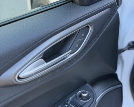 Білий Альфа Ромео Джулія, об'ємом двигуна 2 л та пробігом 129 тис. км за 20896 $, фото 13 на Automoto.ua