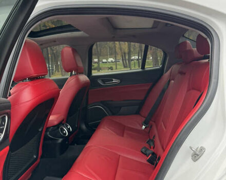 Белый Альфа Ромео Джулия, объемом двигателя 2 л и пробегом 40 тыс. км за 24999 $, фото 33 на Automoto.ua