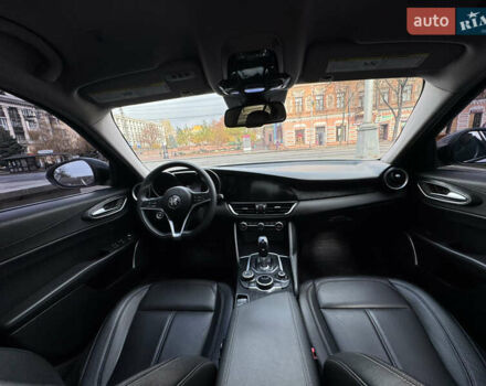 Белый Альфа Ромео Джулия, объемом двигателя 2 л и пробегом 110 тыс. км за 25000 $, фото 45 на Automoto.ua