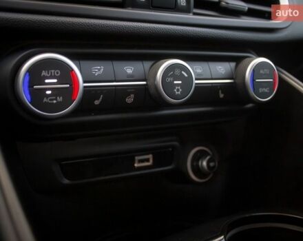 Белый Альфа Ромео Джулия, объемом двигателя 2 л и пробегом 82 тыс. км за 23800 $, фото 22 на Automoto.ua