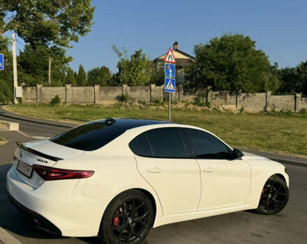 Білий Альфа Ромео Джулія, об'ємом двигуна 2 л та пробігом 37 тис. км за 29500 $, фото 4 на Automoto.ua