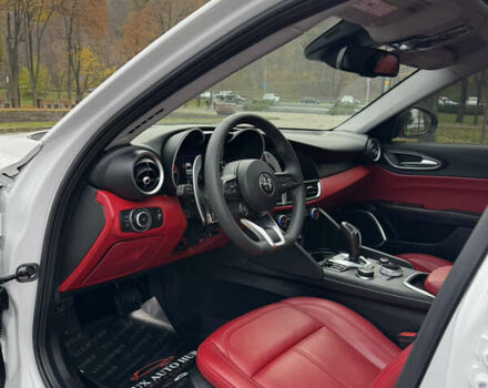 Белый Альфа Ромео Джулия, объемом двигателя 2 л и пробегом 40 тыс. км за 24999 $, фото 29 на Automoto.ua