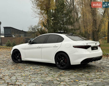 Белый Альфа Ромео Джулия, объемом двигателя 2 л и пробегом 40 тыс. км за 24999 $, фото 88 на Automoto.ua