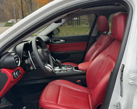 Білий Альфа Ромео Джулія, об'ємом двигуна 2 л та пробігом 40 тис. км за 22999 $, фото 28 на Automoto.ua