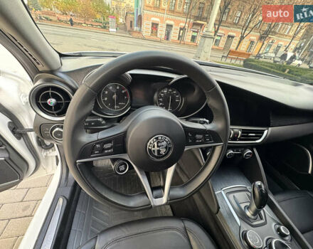 Белый Альфа Ромео Джулия, объемом двигателя 2 л и пробегом 110 тыс. км за 25000 $, фото 57 на Automoto.ua