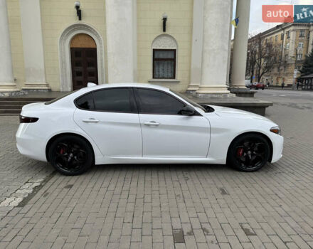 Белый Альфа Ромео Джулия, объемом двигателя 2 л и пробегом 110 тыс. км за 25000 $, фото 14 на Automoto.ua