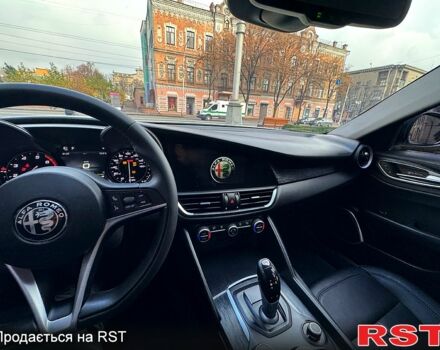 Белый Альфа Ромео Джулия, объемом двигателя 2 л и пробегом 110 тыс. км за 25000 $, фото 11 на Automoto.ua