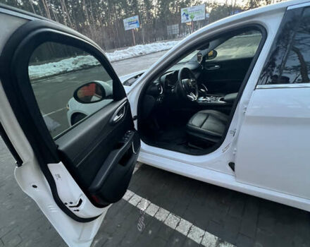 Білий Альфа Ромео Джулія, об'ємом двигуна 2 л та пробігом 82 тис. км за 24000 $, фото 7 на Automoto.ua