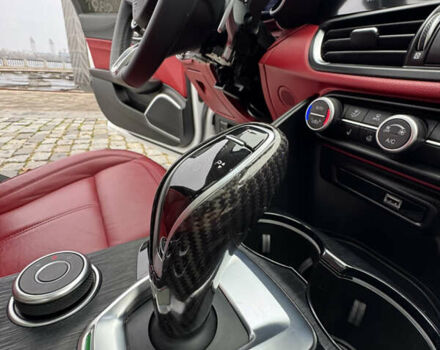 Белый Альфа Ромео Джулия, объемом двигателя 2 л и пробегом 40 тыс. км за 24999 $, фото 23 на Automoto.ua